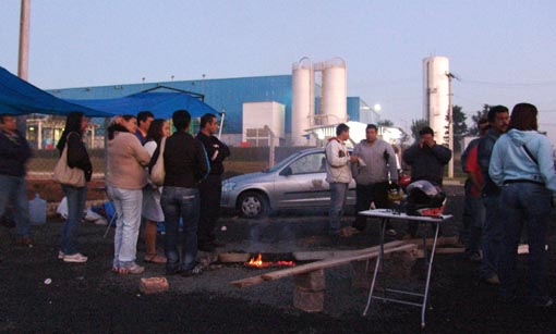 Trabajadores que pasaron la noche en Trevo Embalajes, totalmente parada debido a la huelga en Paulínia, encienden fogata para contrarrestar el frío de la madrugada (11/06/2008)