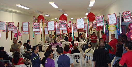 Vista general del local del escrutinio de votos, con trabajadores (as) ye dirigentes sindicales de otras categorías también presentes