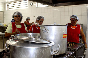  	Equipe de cozinha da Marcha Mundial das Mulheres - março/2010