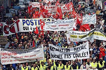 Perto de 1,2 milhão de trabalhadores participaram da greve geral na França contra demissões e redução de direitos por causa da crise econômica internacional (19/03/09)