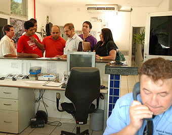 Ana Paula, o oficial de Justiça (com barba) e dirigentes do Unificados na portaria da Unilever Vinhedo (Foto: João Zinclar)
