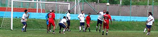  	Dalcar (de branco) e Saint-Gobain Abrasivos fazem a partida final do torneio de futebol society, na manhã de hoje (16/03/08) no Cefol Campinas, comemorativo da inauguração da nova sede da Regional Vinhedo do Sindicato Químicos Unificados