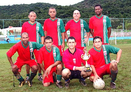  	Os companheiros que formam o time de futebol da Saint-Gobain Abrasivos, vice-campeões