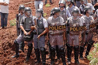  	Grupo de policiais militares se agrupa e se prepara para atacar os trabalhadores sem-terra )Foto: João Zinclar 15/12/09)