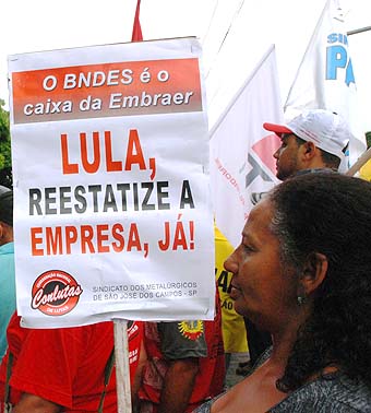 Reestatizar a Embraer é uma das reivindicações dos trabalhadores (foto: João Zinclar - 27/02/09)
