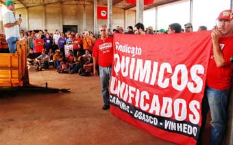 Mauro Supriano (ao centro), dirigente sindical, com a bandeira do Unificados (Foto: João Zinclar - 29/10/09)