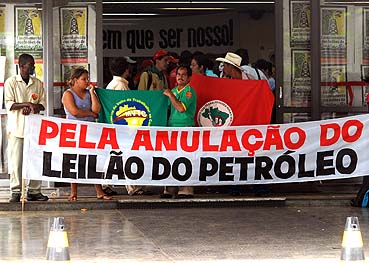 Integrantes da Via Campesina, Assembléia Popular e Sindicato dos Petroleiros ocupam prédio do Ministério de Minas e Energia, em Brasília, dia 15 de dezembro de 2008 - Foto: Antonio Cruz/ABr