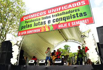 André (violão), dirigente do Unificados, e sua banda Versão Nacional, com uma palhinha de Denise, do COT, abrem o show - Cps/Vin 12dez10