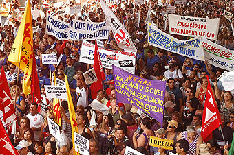 Após assembleia em São Paulo, professores fazem passeata da avenida Paulista à Praça da República, dia 12 de março de 2010