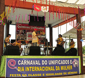 Valdir de Souza (centro), apresenta a Banda Help e abre o baile de carnaval em 08/03/11 no Cefol Campinas/Vinhedo