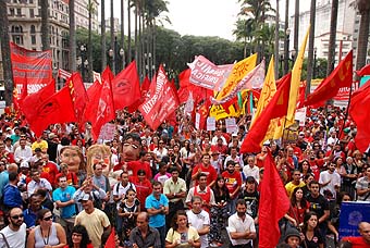 Cerca de 2 mil presentes no 1º de Maio de Luta na Sé (João Zinclar - 01mai09)