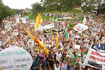 Professores (as) em assembleia na região do Morumbi, em São Paulo - A greve continua