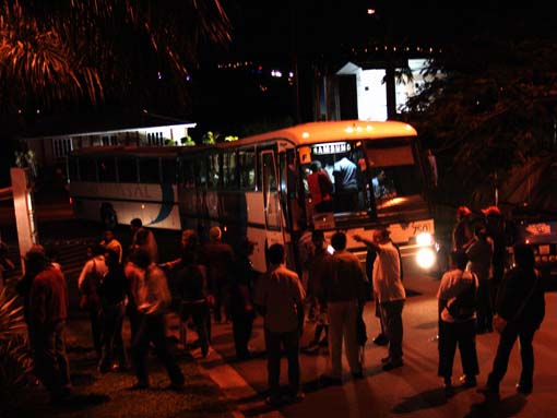 Paralisação na Samkwang teve início já na chegada dos ônibus, às 05h30m de hoje (27/02/08)