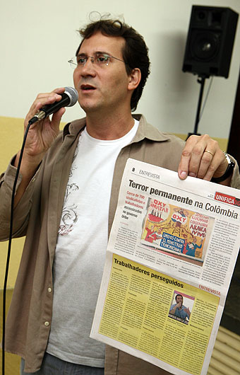  	Arlei Medeiros, dirigente do Unificados, mostra Jornal do Unificados sobre a Colômbia durante reunião na Fetquim (Foto: Dino Santos)