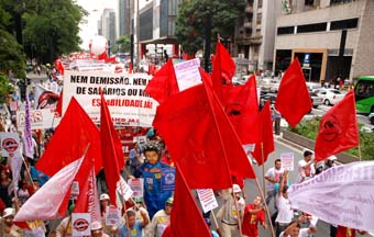 Ato contra redução de salários e demissões ocupa avenida Paulista (12/02/09 - Foto: João Zinclar)