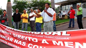 Eliezer Mariano, dirigente do Sindicato dos Metalúrgicos, durante a assembléia conjunta entre trabalhadores da Samkwang (Química) e da Costech (Metalúrgica), ambas integrantes do grupo Samsung para quem produzem, exclusivamente, componentes de celulares
