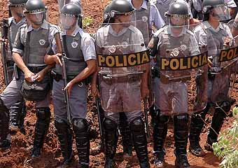  	Armas de fogo, cassetetes, bombas... tudo contra trabalhadores que buscam pedaço de terra para plantar e viver (Foto João Zinclar 15/12/09)