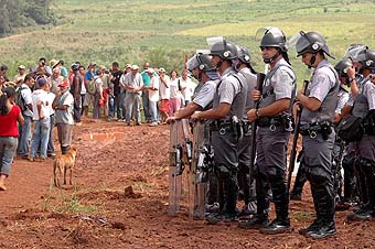 Trabalhadores sem-terra e policiais militares na área tomada irregularmente pela Usina Ester, em Americana/Cosmópolis (Foto: João Zinclar 15/12/09)