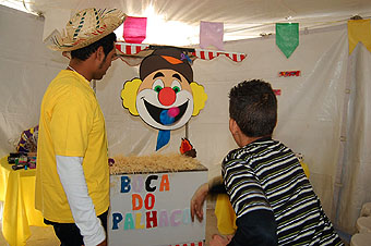 Criança treina pontaria na Festa Julina no Cefol Osasco (04jul10)