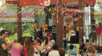 Banda Help toca marchinhas tradicionais no baile de carnaval do Cefol Campinas/Vinhedo, dia 8 de março de 2011