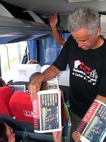 Entrega de jornal e conversa sobre 28 de Abril em ônibus que transporta trabalhadores na Natura, em Cajamar