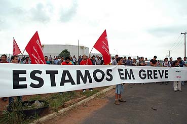  	Trabalhadores mobilizados contra o leilão, na Replan, em Paulínia (Fotos: João Zinclar)