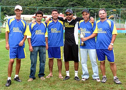 Equipe formada pelos trabalhadores da R.V.D., a terceira colocada