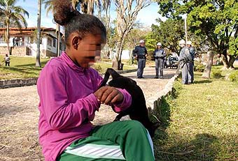  	Menina sem terra brinca com seu gato durante a desocupação (foto: João Zinclar - 23/06/09)