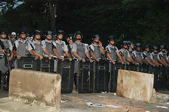 Tropa de choque da Polícia Militar esperam os professores