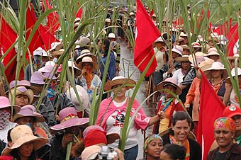  	As companheiras em ato simbólico pela plantação de alimentos (Foto: João Zinclar - 11/03/09)