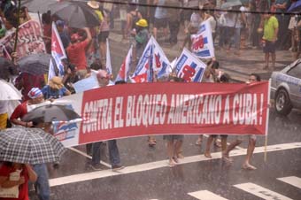 Ainda sob chuva, protesto contra bloqueio a Cuba