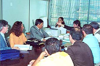 Dr. Santino (1º à esq) atua como assessor da Sherwin-Williams em audiência na PRT Campinas, em 16/10/2003