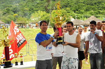 Capitão da Fanáticos recebe troféu pela terceira colocação