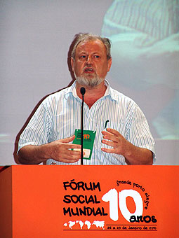 João Pedro Stédile fala no balanço de 10 anos do Fórum Social Mundial, na Usina do Gasômetro, em Porto Alegre, dia 25 de janeiro
