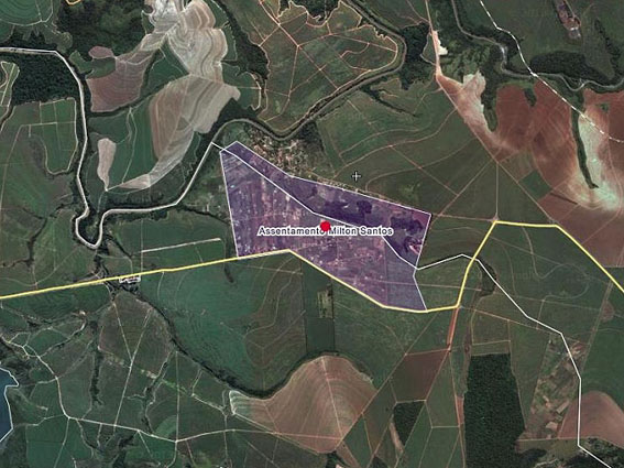 Terreno onde está o assentamento Milton Santos (em roxo) está cercado pela produção de cana de açúcar da Usina Ester S/A (Fonte: Wikimapia)