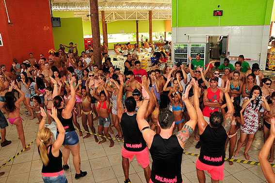 A dança em frente ao palco do Cefol Campinas/Vinhedo na terça-feira de carnaval