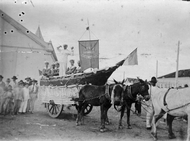 Carro alegórico no carnaval de 1923, sem identificação de local