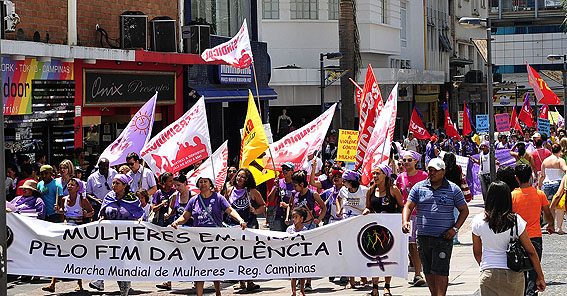 Marcha pelo Dia Internacional da Mulher segue pela rua 13 de Maio, no centro de Campinas