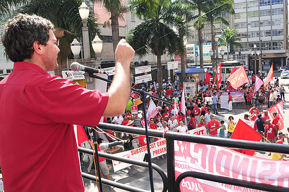 Paulo Bufalo, vereador pelo PSol em Campinas, na praça da Catedral