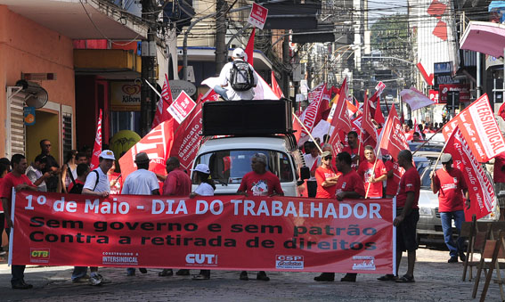 No 1º de Maio, início da passeata na rua Barão de Jaguará rumo à praça da Catedral, em Campinas