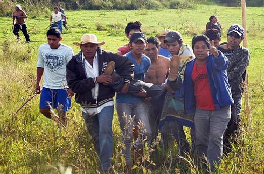 Indio Terena ferido é carregado em Sidrolândia/MS