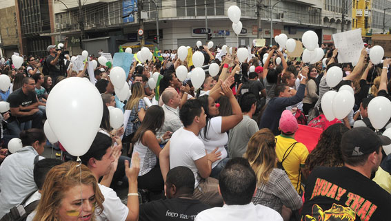 Manifestantes sentam-se no asfalto, ainda no largo do Rosário