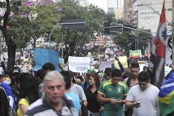 Passeata chega na avenida Moraes Salles, no início da noite