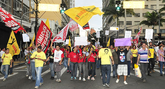 Integrantes do Sindicato Químicos Unificados, durante trajeto na avenida Francisco Glicério