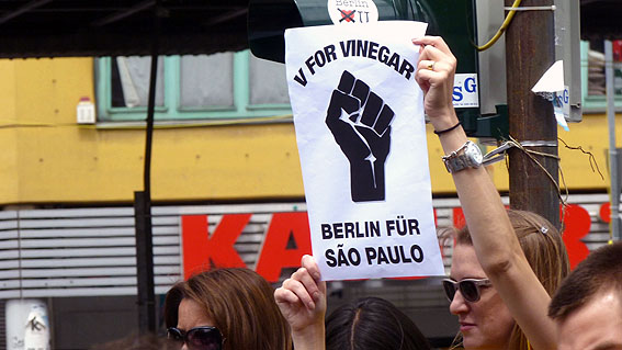 Ato realizado domingo, em Berlim, Alemanha, em solidariedade ao movimento no Brasil