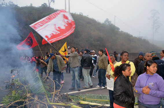 Ato do Unificados pelo Dia Nacional de Lutas em frente à Natura, em Cajamar