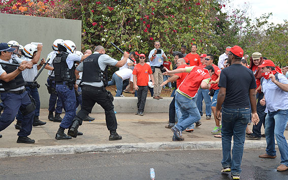 Repressão sobre manifestações contra o projeto de terceirização - Foto Valter Campanato/ABr