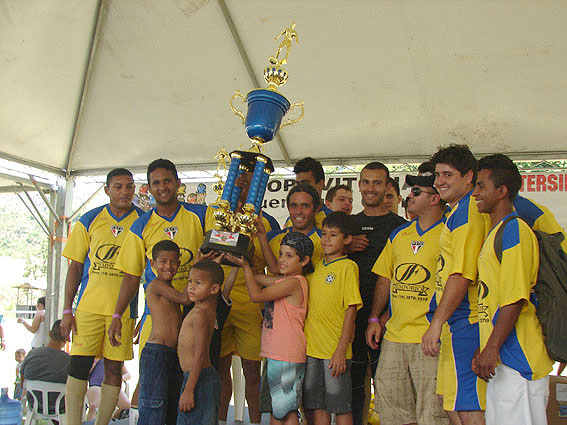 Equipe da Alcar, com o troféu de vice-campeã