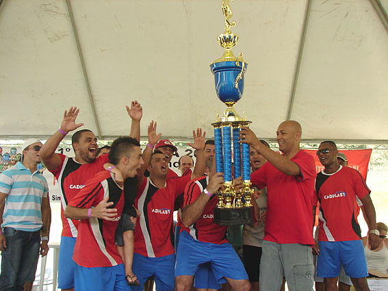 Equipe da Cadplast recebe o troféu de campeã, entregue por Valdir de Souza, dirigente do Unificados