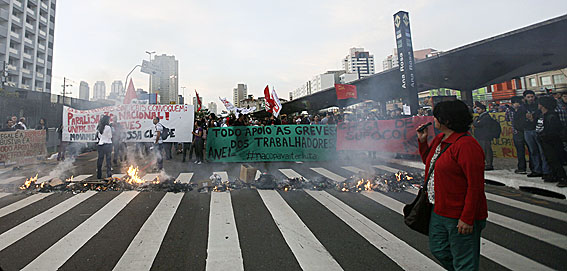 Manifestação de metroviários e Movimento Passe Livre no terminal Ana Rosa (Foto: Oswaldo Corneti /Fotos Públicas)